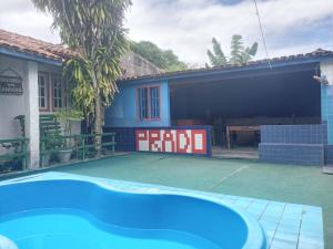 a tennis court in front of a house at Casa Descanso dos Amigos in Prado