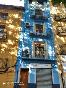 ein blaues Gebäude mit Balkon auf der Seite in der Unterkunft 2 bedrooms appartement with terrace and wifi at Xativa in Xàtiva