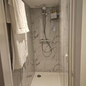 a bathroom with a shower with a glass door at Il Mulino House A in Lisse