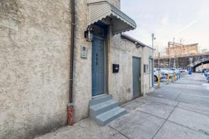 フィラデルフィアにあるAlina & Fanny - Philadelphia Callowhillの青い扉と歩道の階段