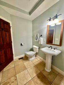 een badkamer met een toilet en een wastafel bij Salty Shenanigans in Kill Devil Hills