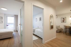 sypialnia z łóżkiem i lustrem w obiekcie KOBIELA APARTMENTS Dębowe Tarasy w mieście Katowice