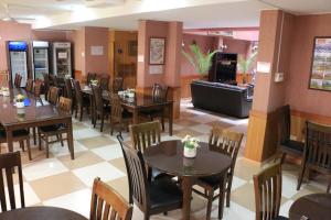 uma sala de jantar com mesas e cadeiras num restaurante em Hotel Garden Latorre em Iquique