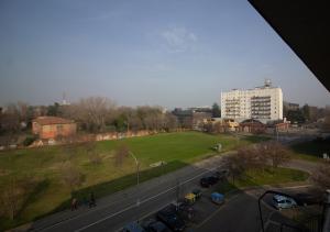 uma vista para uma cidade com um parque e um edifício em Bologna Fair Expo Apartment em Bolonha