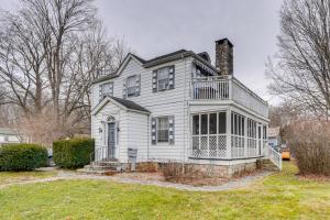 una casa blanca con una chimenea encima en Pet-Friendly Ellenville Apartment in the Catskills, en Ellenville