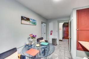 comedor con mesa de cristal y puerta roja en Pet-Friendly Ellenville Apartment in the Catskills, en Ellenville