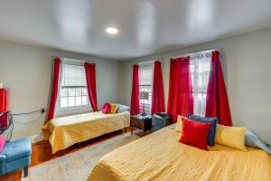 1 dormitorio con 2 camas y cortinas rojas en Pet-Friendly Ellenville Apartment in the Catskills, en Ellenville