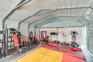 un gimnasio con equipamiento de ejercicio en un edificio en Pet-Friendly Ellenville Apartment in the Catskills, en Ellenville