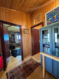 um quarto com uma porta e uma estante de livros com livros em Casa da Eira 