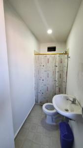 a bathroom with a toilet and a sink at SUITE GRANDE in Santa Marta