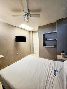 a bedroom with a bed and a ceiling fan at Sensity Home Recamara moderna in Tehuacán