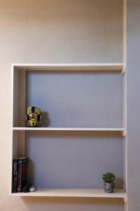 a book shelf with a potted plant on it at Sensity Home Recamara moderna in Tehuacán