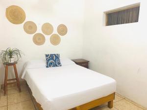 1 dormitorio con 2 camas en una habitación en Casa Karma, en Puerto Escondido