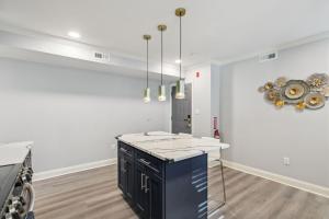 フィラデルフィアにあるAlina & Fanny - Philadelphia Callowhillの黒い島のあるキッチン +48枚の写真