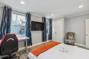 フィラデルフィアにあるAlina & Fanny - Philadelphia Callowhillのベッドと机と椅子のある寝室