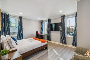 フィラデルフィアにあるAlina & Fanny - Philadelphia Callowhillのベッド、テレビ、ソファのある寝室