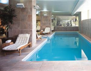 una grande piscina con due sedie e una piscina di Loews New Orleans Hotel a New Orleans