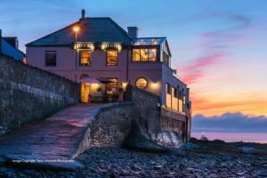 ein Haus am Strand bei Sonnenuntergang in der Unterkunft Catboat Cottage in Appledore