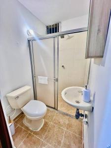 ApartaEstudio en Pereira في بيريرا: حمام مع مرحاض ومغسلة