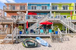 a house on the beach with a kayak on the sand at Dottie's Sandbar in Navarre