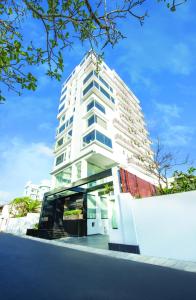 un edificio blanco alto frente a una calle en Fair View Hotel Colombo en Colombo