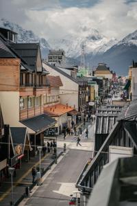 una calle de un pueblo con montañas al fondo en Gente del Sur - Yehuin, en Ushuaia