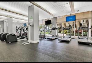 un gimnasio con cintas de correr y equipo cardiovascular en un edificio en Beachfront Modern 5 Stars 1 Bedroom Apartment, en Hollywood