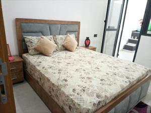 a bedroom with a large bed with a large bed sidx sidx sidx at Appartement de luxe in Kenitra