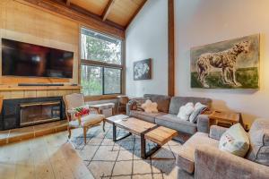 un soggiorno con un divano e una TV di Northstar Resort Condo with Hot Tub, Shuttle Access! a Truckee