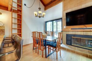 una sala da pranzo con tavolo e camino di Northstar Resort Condo with Hot Tub, Shuttle Access! a Truckee
