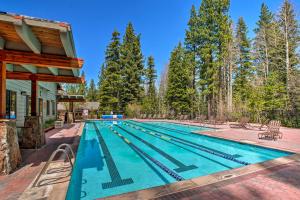 una piscina nel cortile di una casa di Northstar Resort Condo with Hot Tub, Shuttle Access! a Truckee