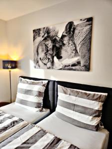 1 dormitorio con 1 cama con 2 tigres en la pared en Lions Place Premium Apartments BUSINESS optionaler Zugang zum SPA- Bereich, en Heidenheim an der Brenz