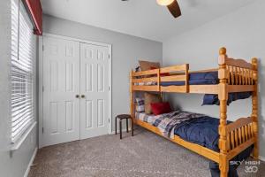 sypialnia z 2 łóżkami piętrowymi i oknem w obiekcie Greenridge Basecamp-0 5 mi Bike Ride to 5+ Trailheads w mieście Bentonville