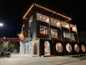a building with lights on top of it at night at miniHomestay green view - single room - Ea Kar - Dak Lak in Buôn Mhang