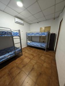 Łóżko lub łóżka piętrowe w pokoju w obiekcie Acho Rancho