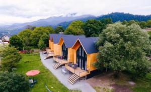 una vista aérea de una casa con bancos y mesas en BORJOMI CHALET WEEKEND, en Tsemi