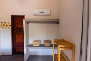 a room with a shelf with two baskets at Casa com piscina na tranquilidade de Barra Grande in Barra Grande
