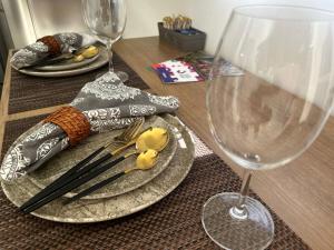 a table with two plates and a wine glass at BORA BORA Hospedagens in Joinville
