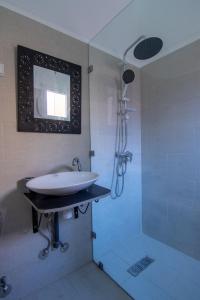 y baño con lavabo y ducha. en RIAD TAWSALANE en Marrakech