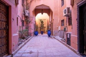 an alley with blue vases in an alley at RIAD TAWSALANE in Marrakesh