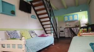 een woonkamer met een bank en een wenteltrap bij Cabañas Fénix in La Guardia