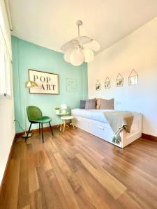 a bedroom with a bed and a green wall at Atico San Crispin in Cartagena