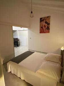 Un dormitorio con una cama y un cuadro en la pared. en Gîte Guidou, en Saint-Louis