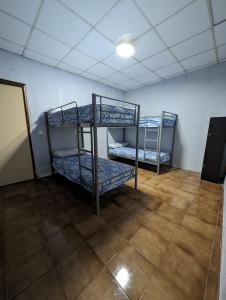 מיטה או מיטות קומותיים בחדר ב-Acho Rancho