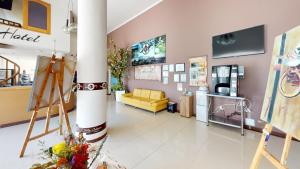 einen Salon mit gelber Couch und gelbem Stuhl in der Unterkunft Hotel Villa Colonia in Marinilla