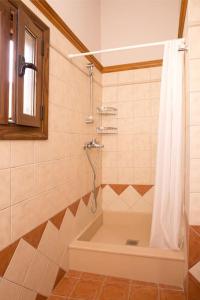 een badkamer met een douche en een bad bij Casa di Emmanuel in Kalymnos