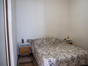 1 dormitorio pequeño con 1 cama en una habitación en Refugio de plata, La Florida en Munro
