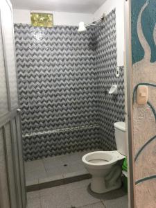 bagno con doccia e servizi igienici di Madera Verde Ecolodge a Maranura