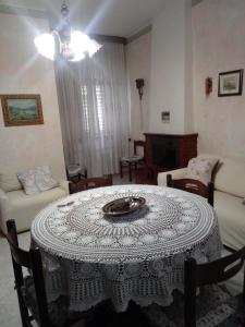 uma sala de estar com uma mesa com um prato em Casa Palazzo ducale em Pietragalla