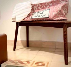 uma mesa com duas almofadas em cima em LUXURY Mid-Century Apartment In Casco Viejo na Cidade do Panamá